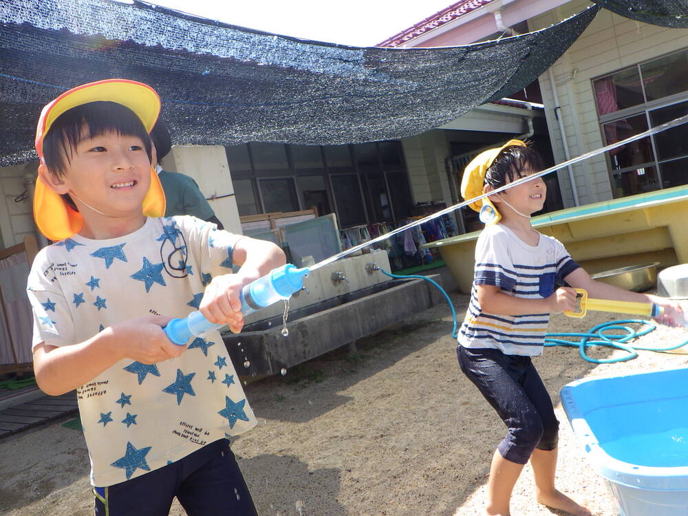 水鉄砲で遊ぶ様子２