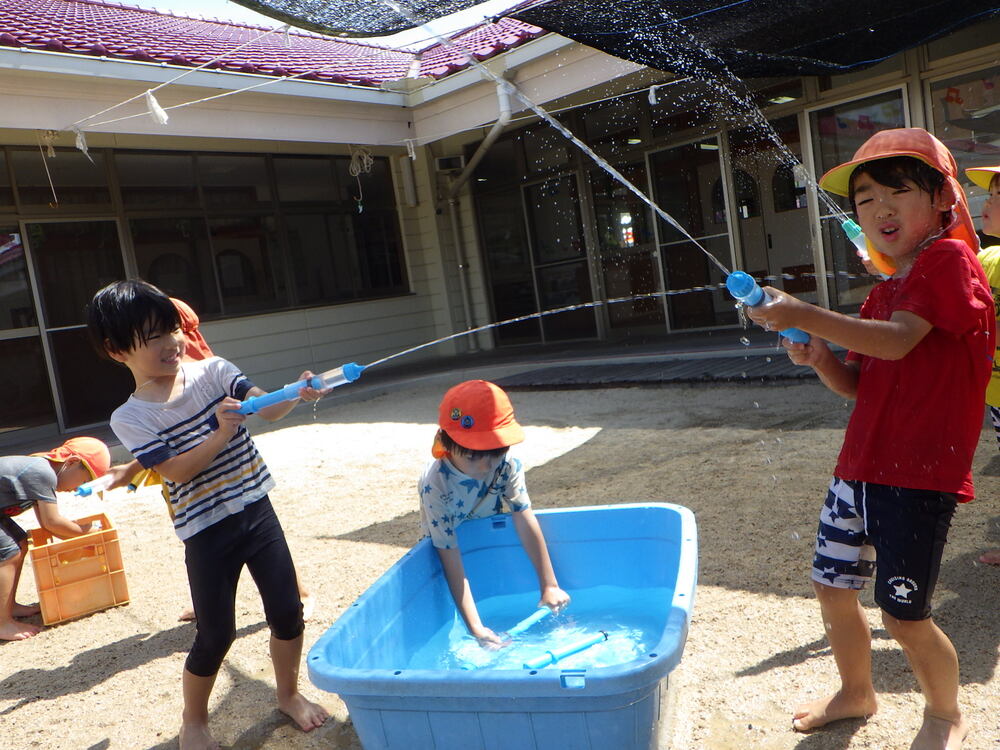 水鉄砲で遊ぶ様子３