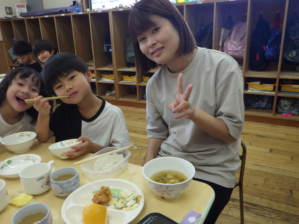 給食の様子１