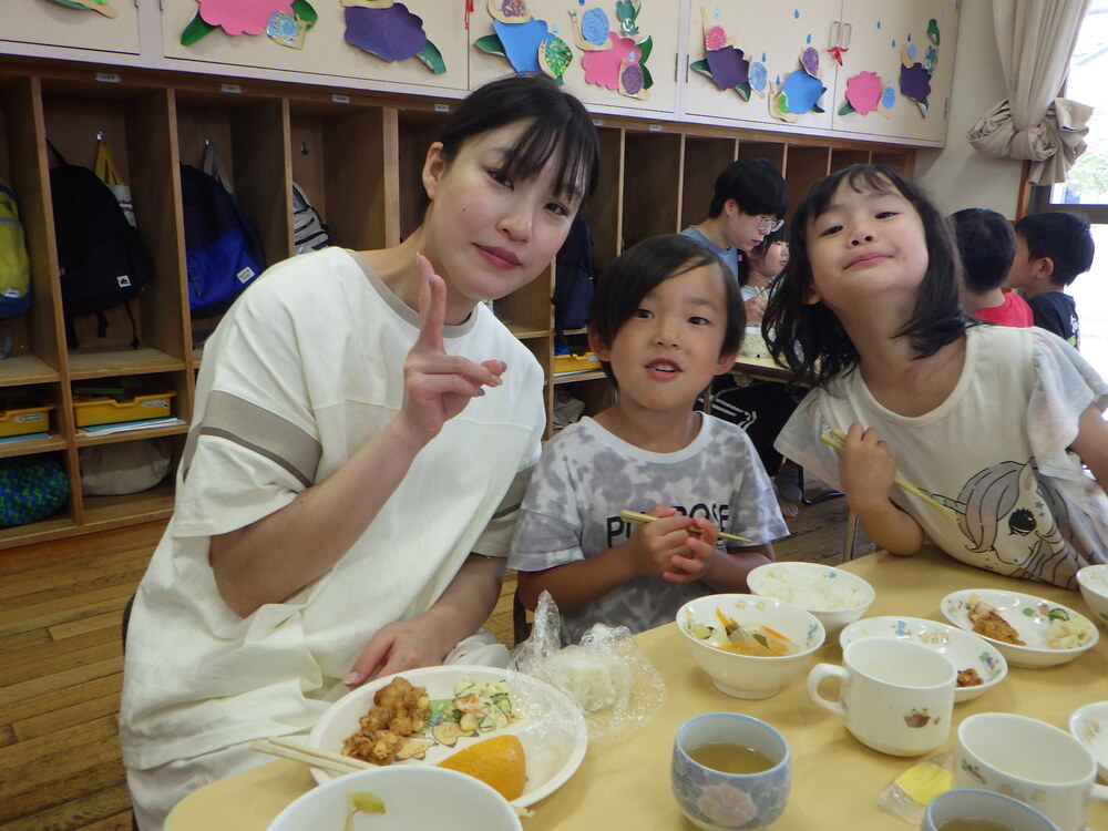給食の様子２