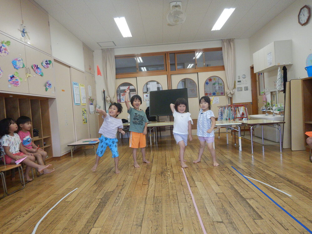 紙飛行機を飛ばす様子２
