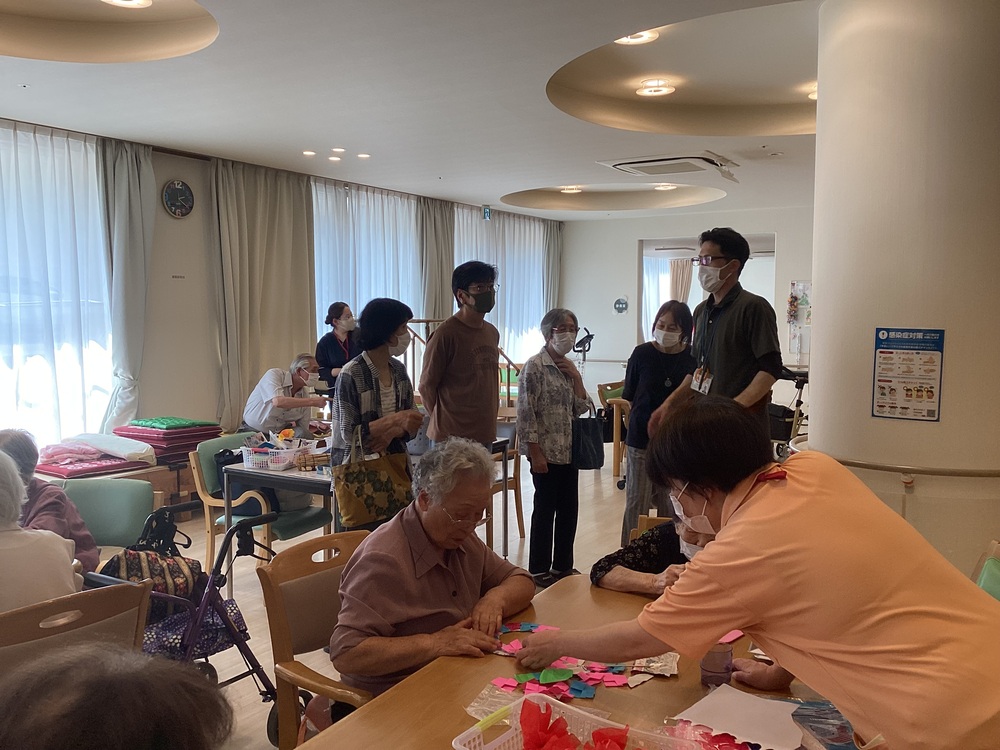 ホールでの様子を見学中
