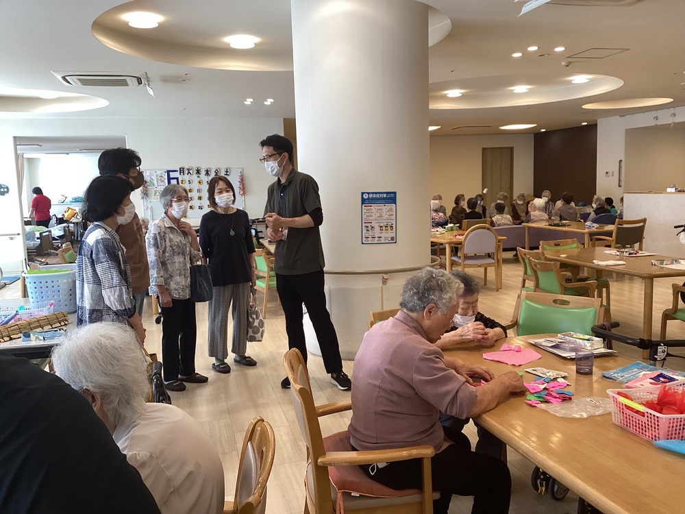 ホールでの様子を見学中