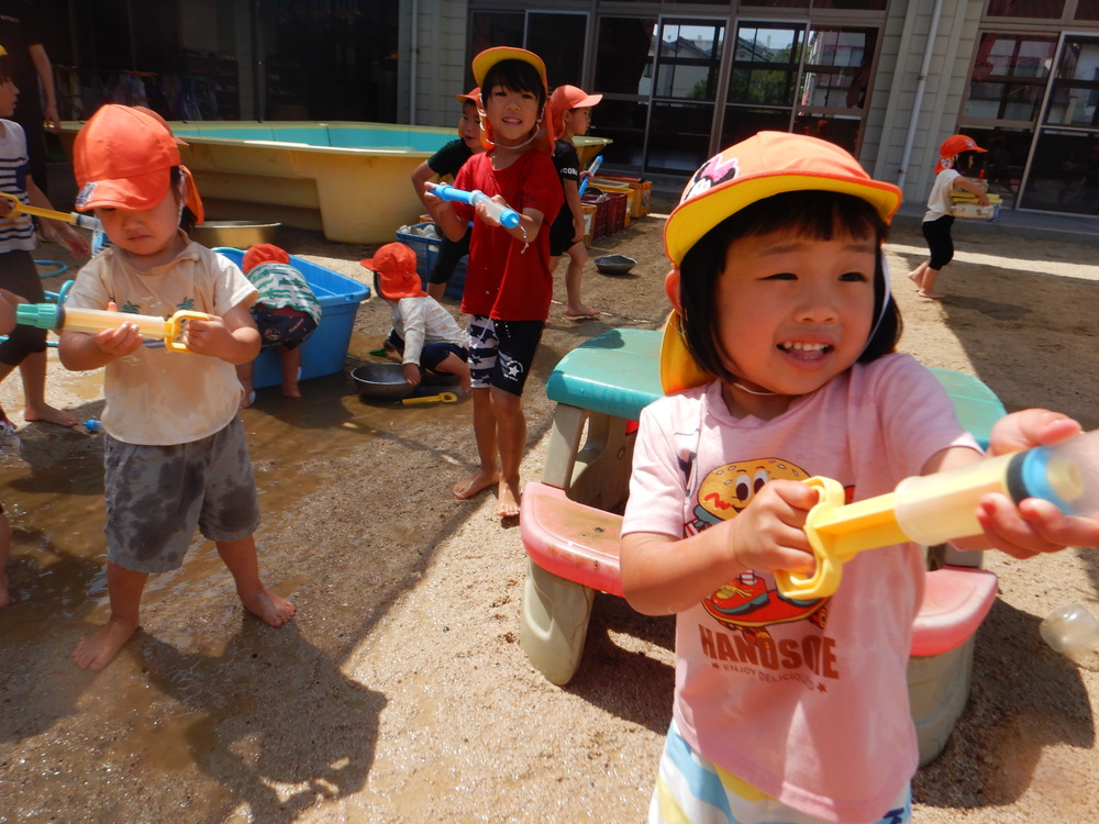 泥んこ遊びをする子ども