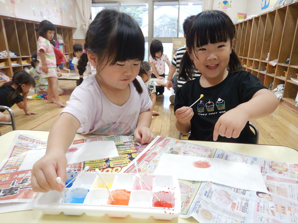 七夕の制作をする子ども (1)