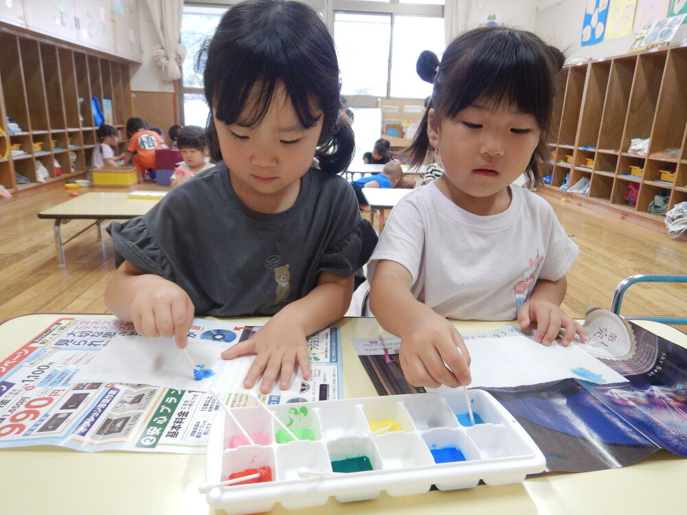 七夕の制作をする子ども (2)