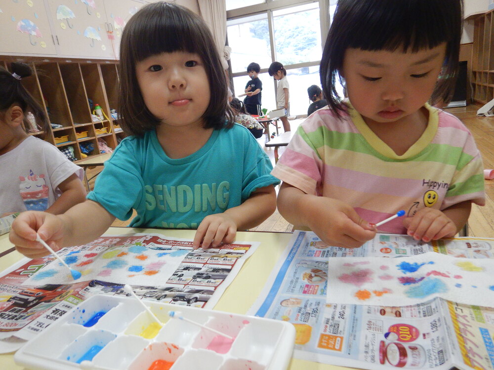七夕の制作をする子ども (3)