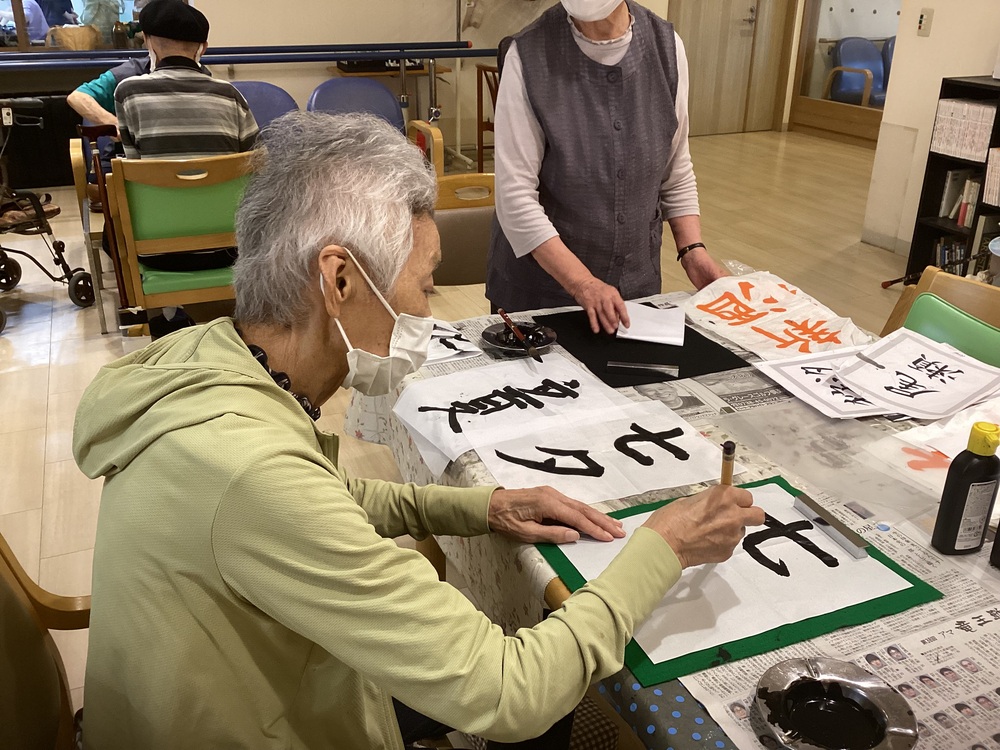 習字をする利用者さん