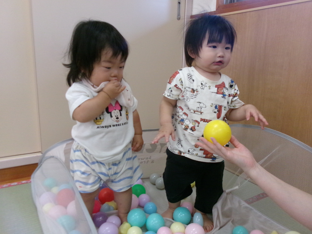 ボールプールで遊んでいる
