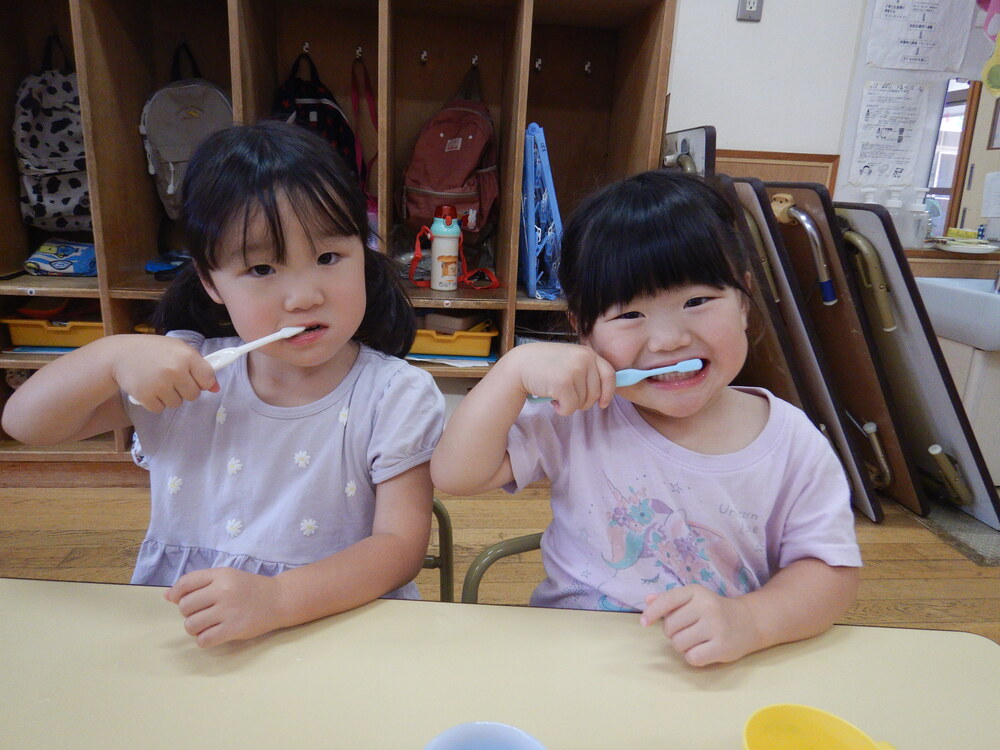 歯を磨く子ども (1)