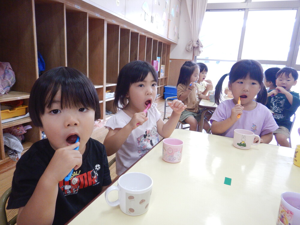 歯を磨く子ども (2)