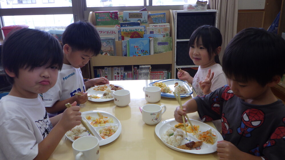 給食の様子１