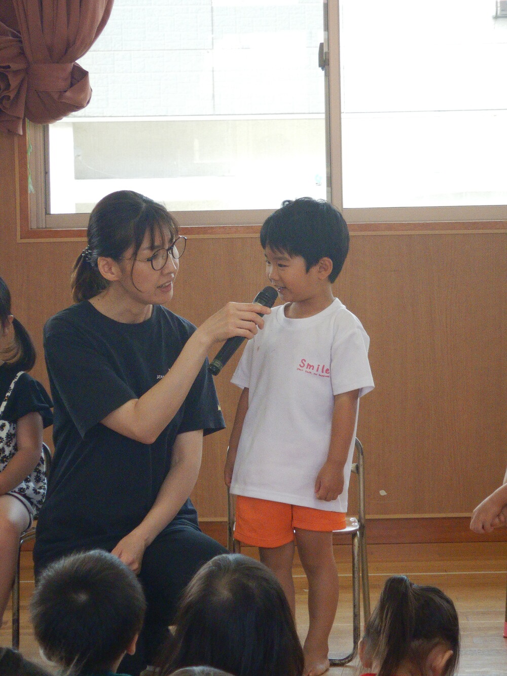インタビューを受けている子ども１