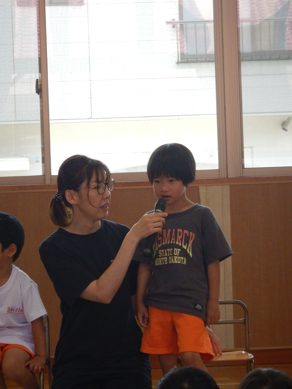 インタビューを受けている子ども２