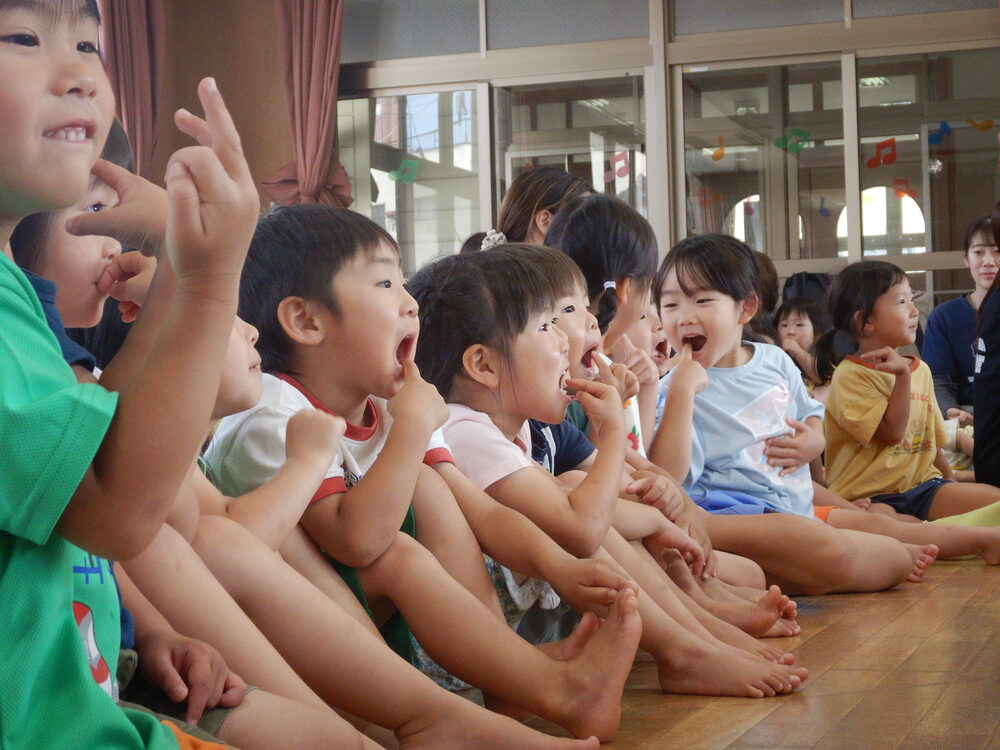 劇を見ている子ども