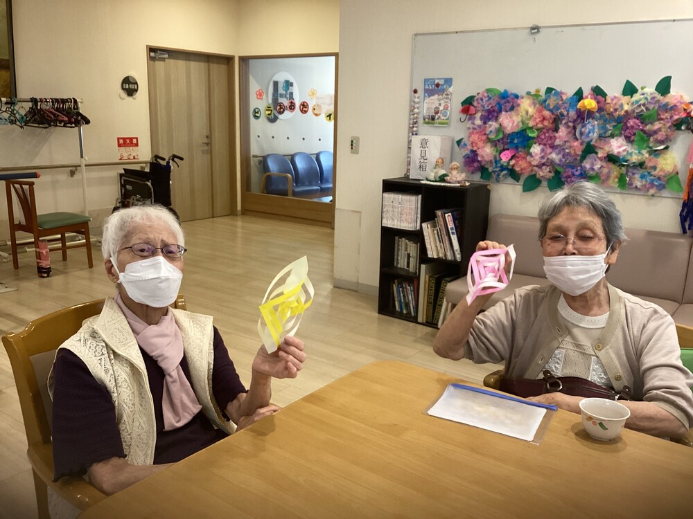 飾り切りをした利用者さん