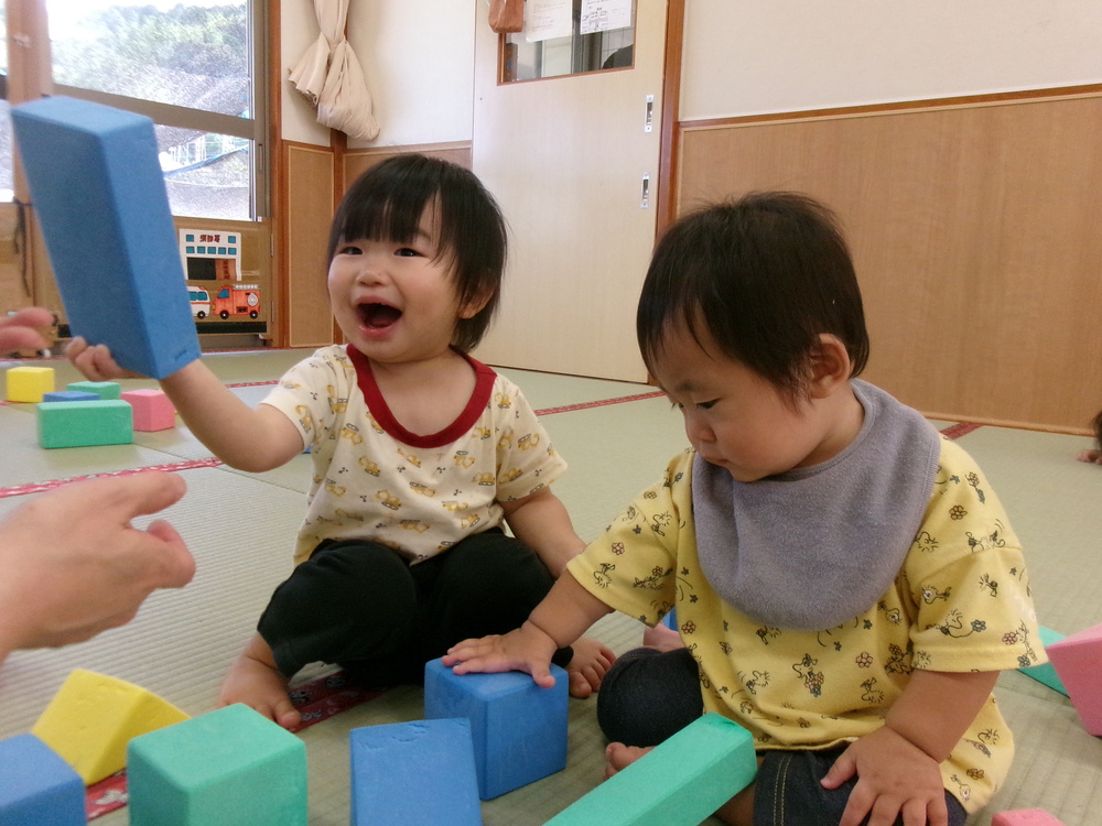 パステルブロックで遊んでいる