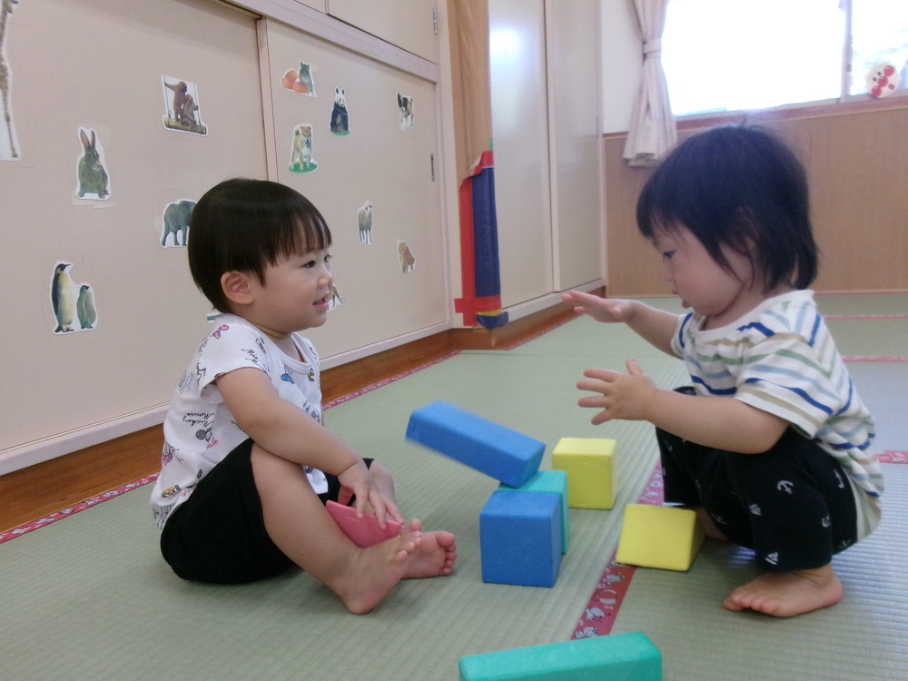 パステルブロックで遊んでいる