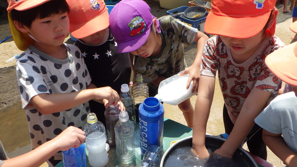 色水遊びの様子１