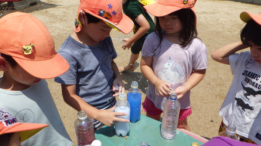 色水遊びの様子2