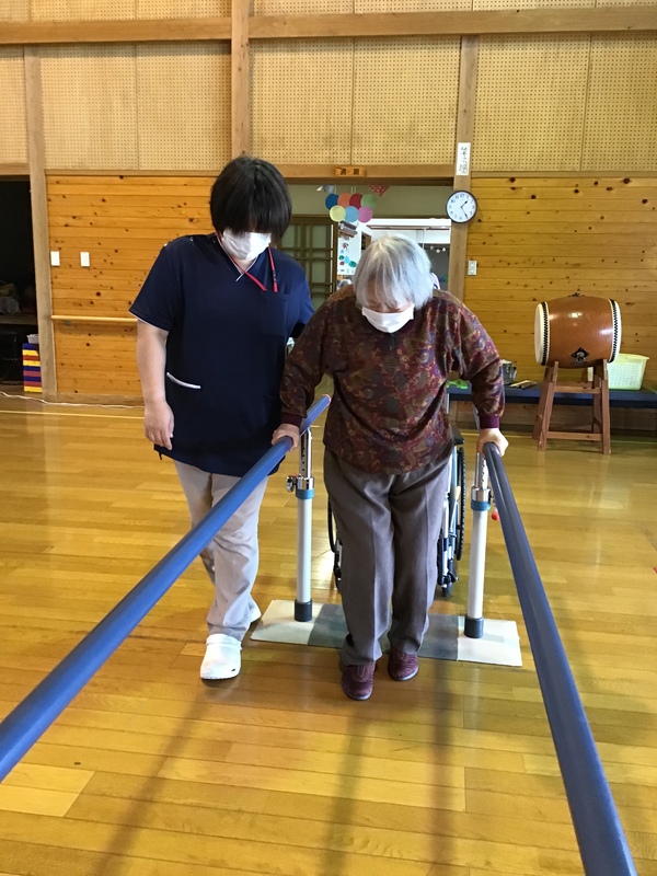歩いています