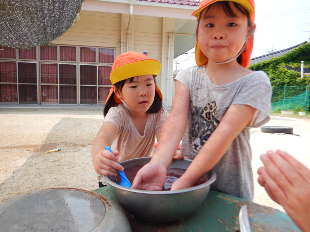 色水遊びをする子ども (1)