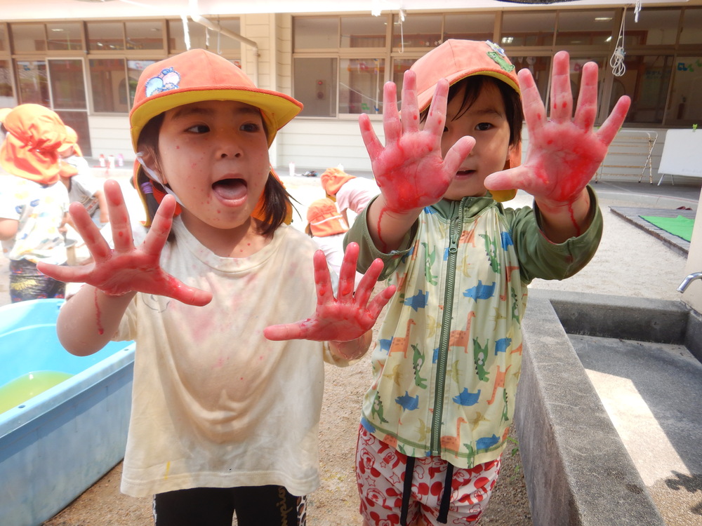 色水遊びをする子ども (2)