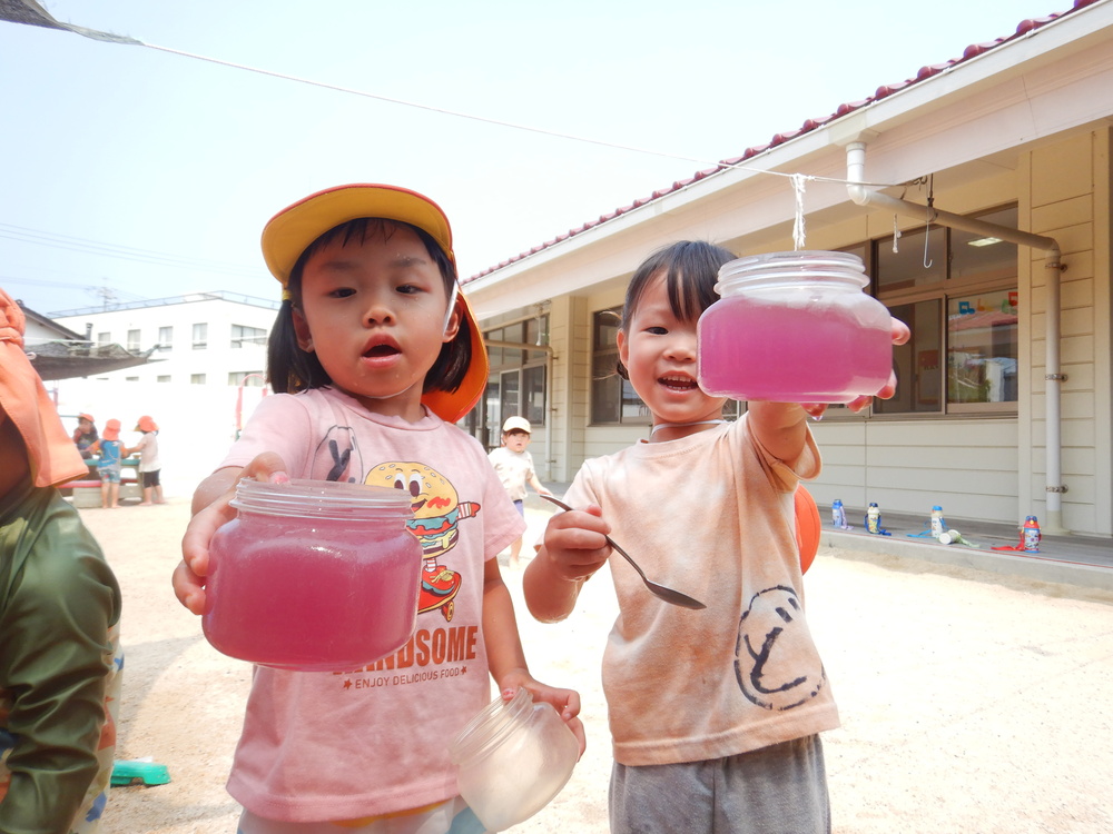 色水遊びをする子ども (3)