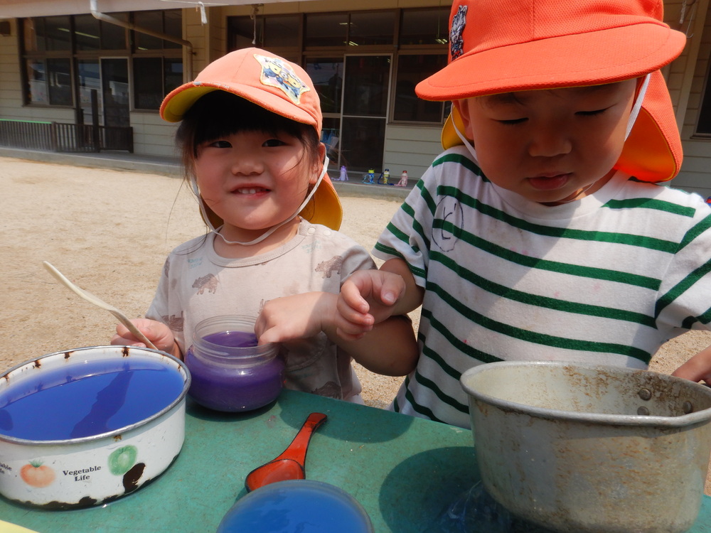 色水遊びをする子ども (5)
