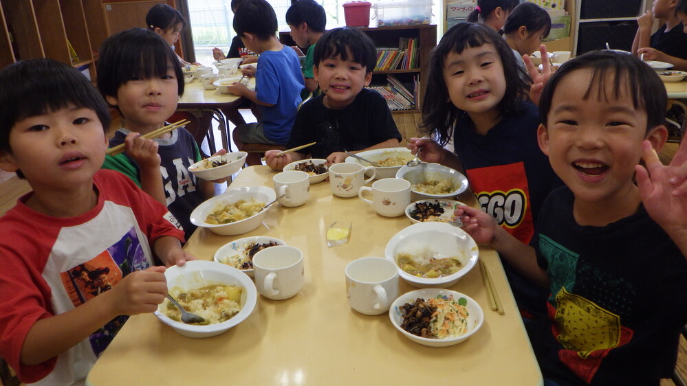 給食の様子 (1)