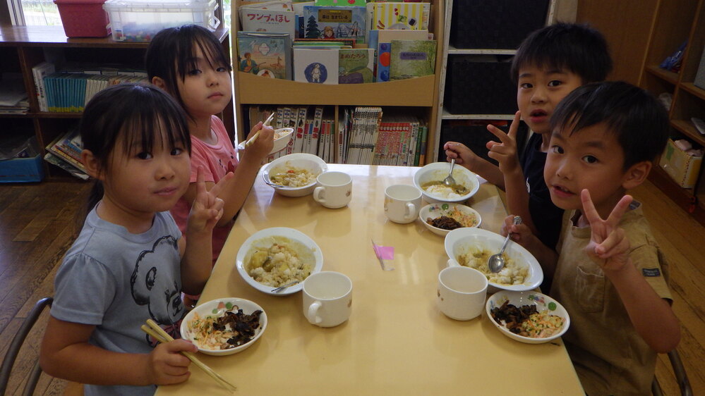 給食の様子 (2)