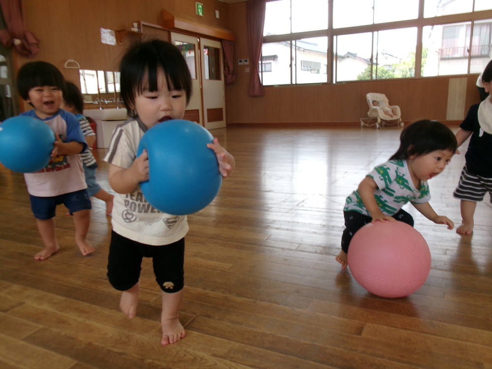 ボールで遊んでいる