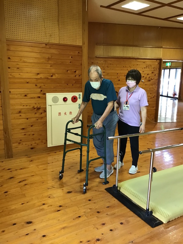 歩いています