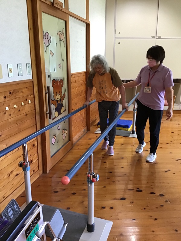 歩いています