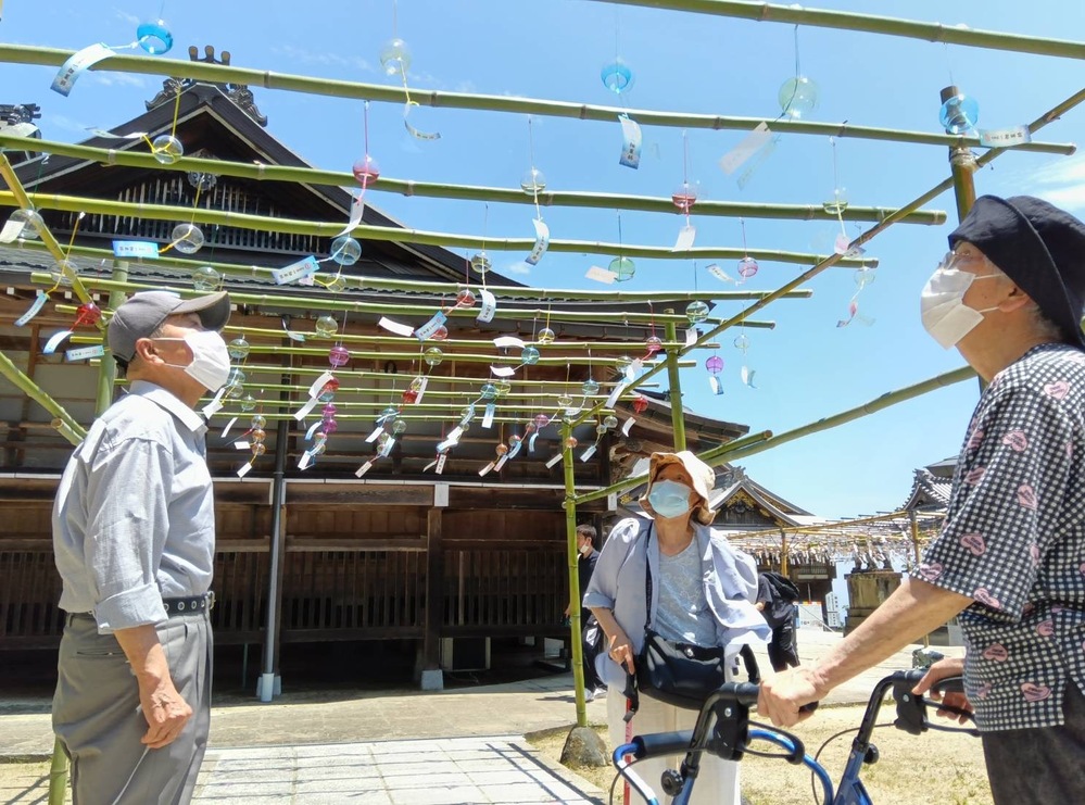 一畑薬師　風鈴を見上げる入園者