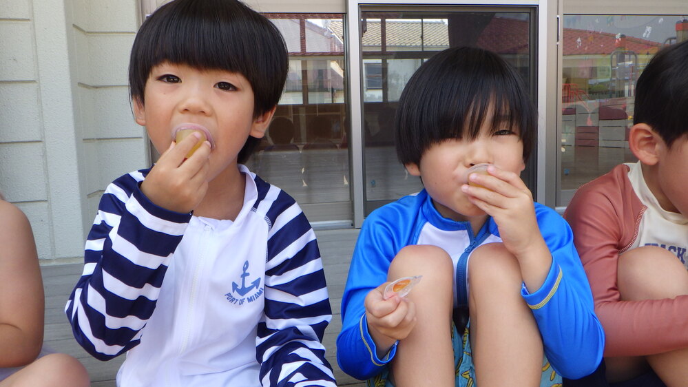 ゼリーを食べる子どもたち１