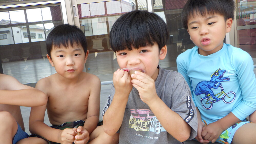 ゼリーを食べる子どもたち２