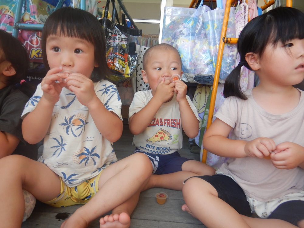 ゼリーを食べる子どもたち３