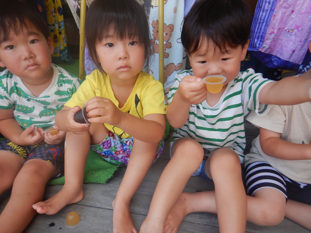ゼリーを食べる子どもたち４
