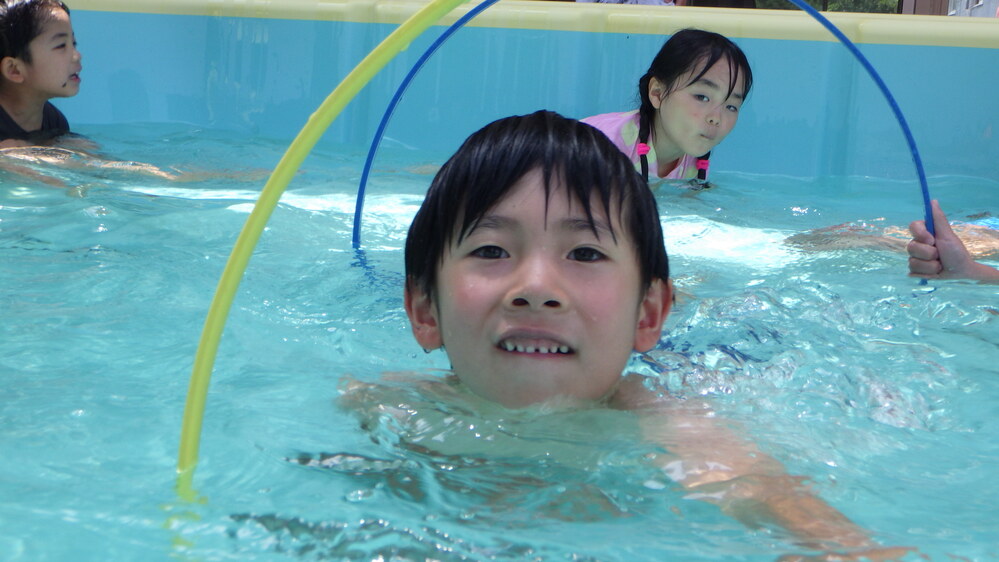プールに入っている子ども１