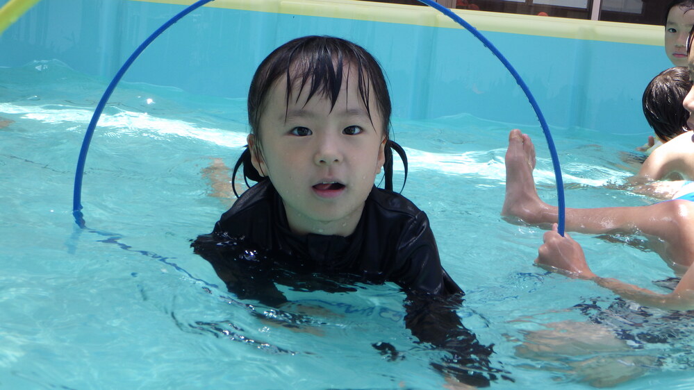 プールに入っている子ども２
