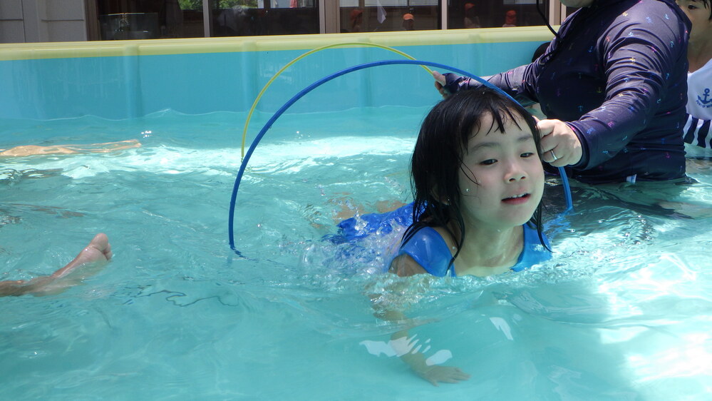 プールに入っている子ども４