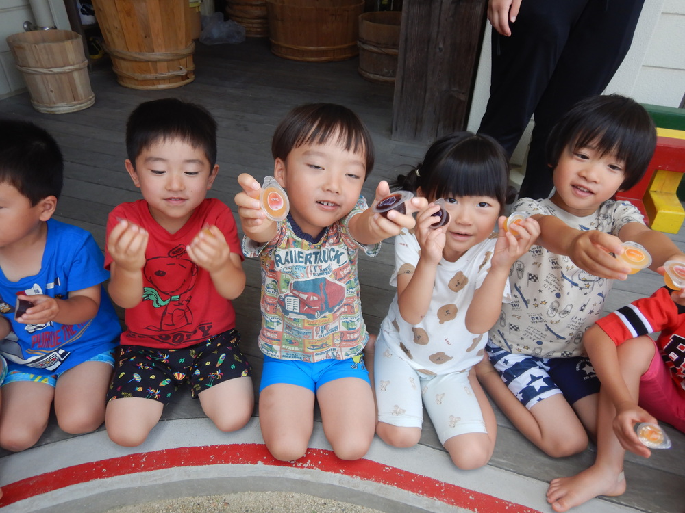 ゼリーを食べる子どもたち５