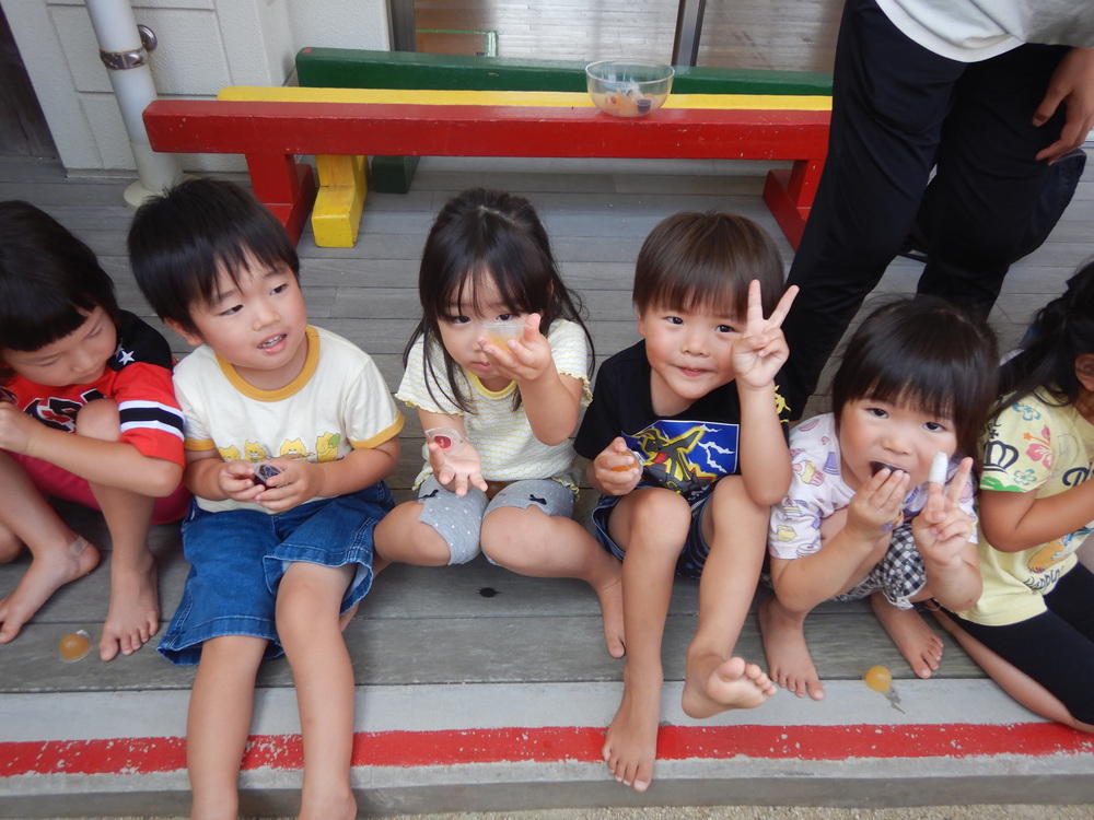 ゼリーを食べる子どもたち６