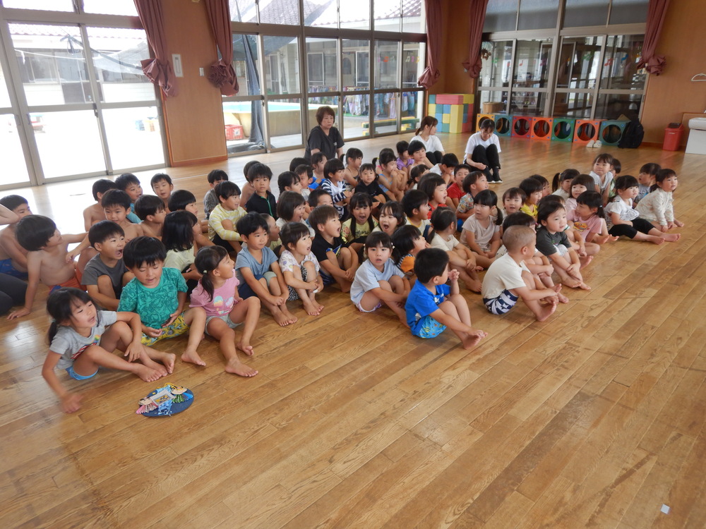 話を聞く子ども