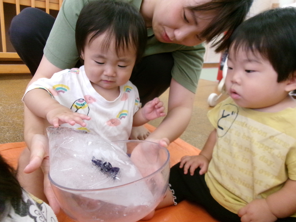 氷を触る