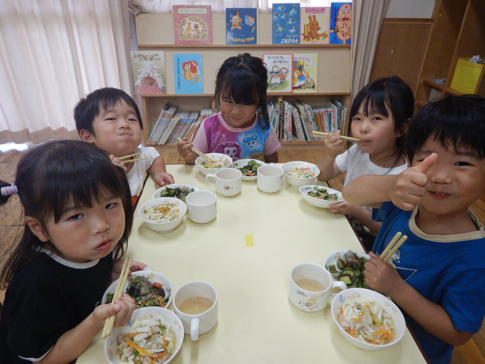 給食の様子１