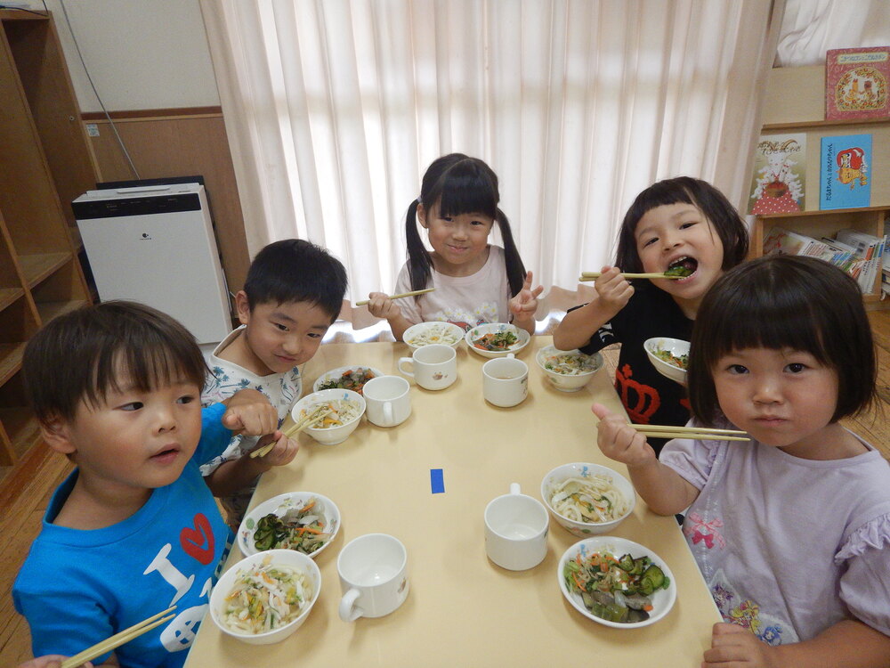 給食の様子２