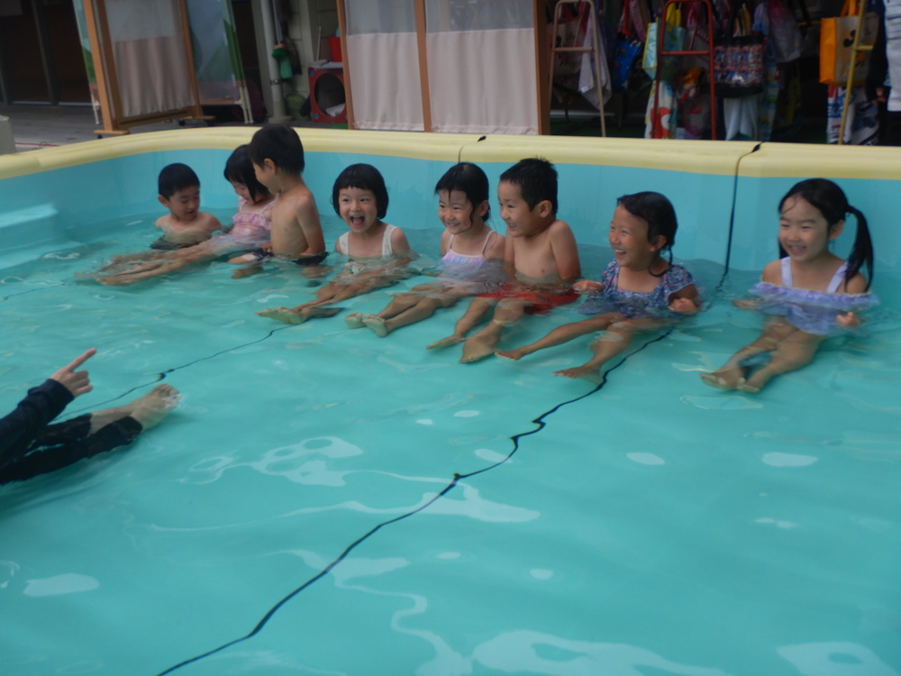肩に水をかけている子どもたち