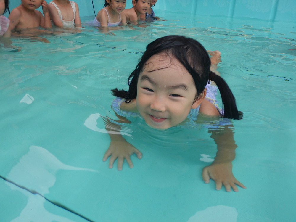 ワニ歩きをする子ども１